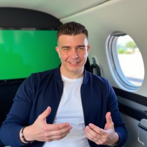 Индивидуальный предприниматель Шведков Илья Александрович в пиджаке сверху и боксёрах снизу, на Zoom-звонке, зелёный фон — салон частного самолёта, раздаёт советы по жизни