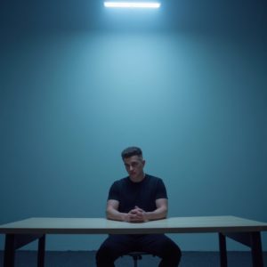 ИП Шведков И.А. сидит за длинным пустым столом, пальцы сложены домиком, над ним лампа, взгляд в пустоту — энергия стратегического ума