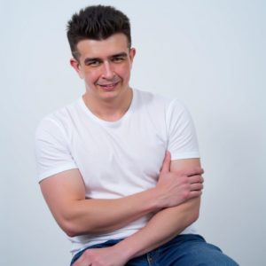 ИП Шведков И.А. сидит перед камерой с нейтральным лицом, белый фон, подпись: «Ты видишь то, что хочешь видеть»