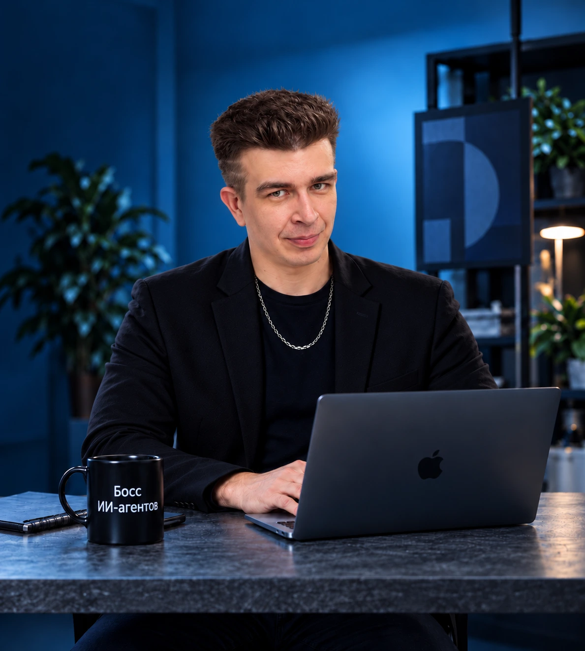 Илья Шведков за ноутбуком