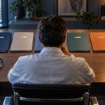 Врач сравнивает пять программ обучения работе с ИИ